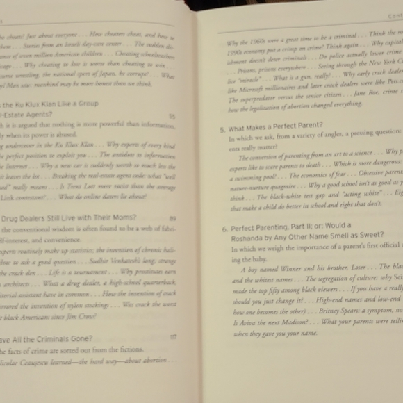 Freakonomics 1st Ed Hardcopy Rogue Economist Explores Hidden side of Everything - Picture 7 of 7